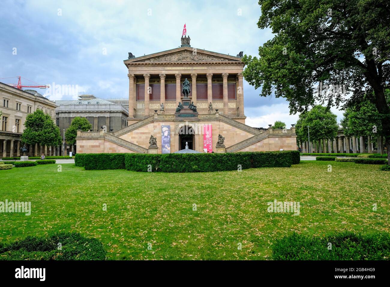DEU, Deutschland, Berlin, 22.07.2021: die Alte Nationalgalerie unter grauen Wolken auf der Museumsinsel in Berlin-Mitte Stock Photo