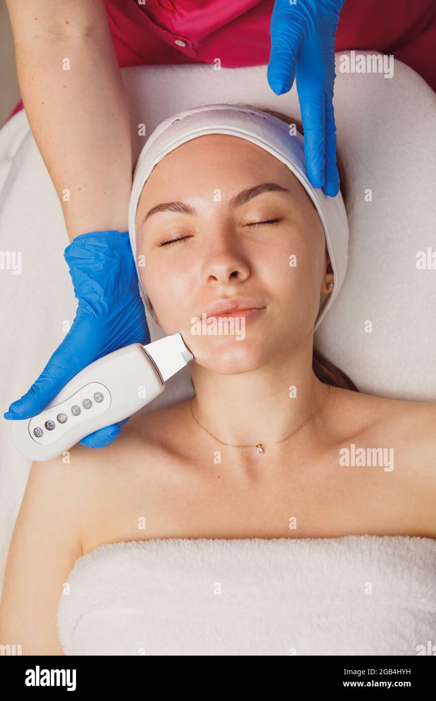 Cosmetic procedure with an ultrasonic face cleaning machine, lifting