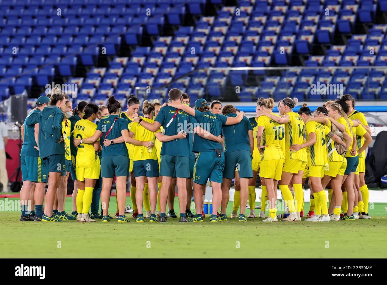 Tokyo, Japan, 2 August, 2021. Australia in a huddle after the game during the Women's football Semifinal match between Australia and Sweden on Day 10 of the Tokyo 2020 Olympic Games. Credit: Pete Dovgan/Speed Media/Alamy Live News Stock Photo