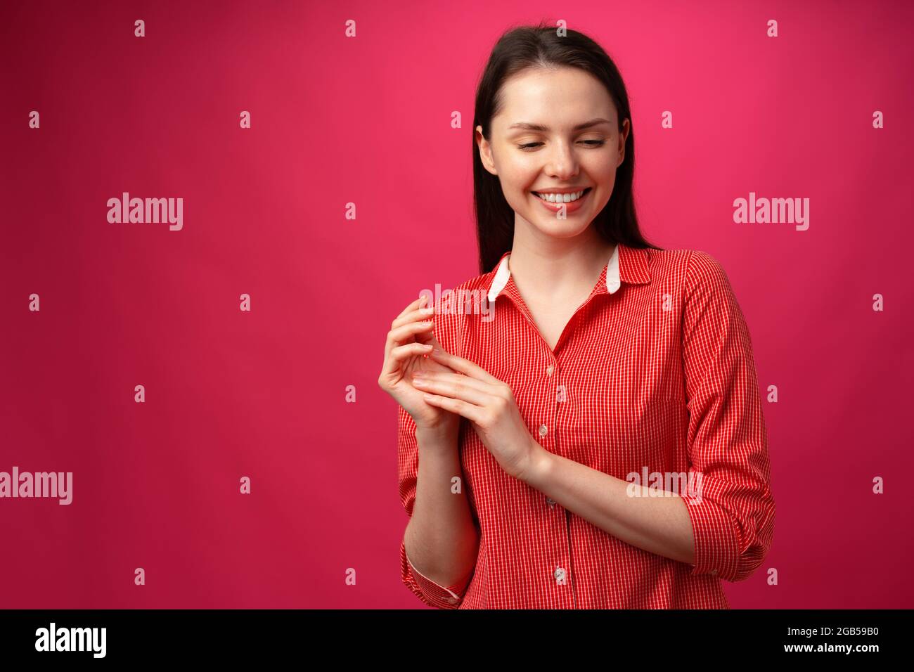 Portrait of young smiling brunette woman in studio Stock Photo - Alamy