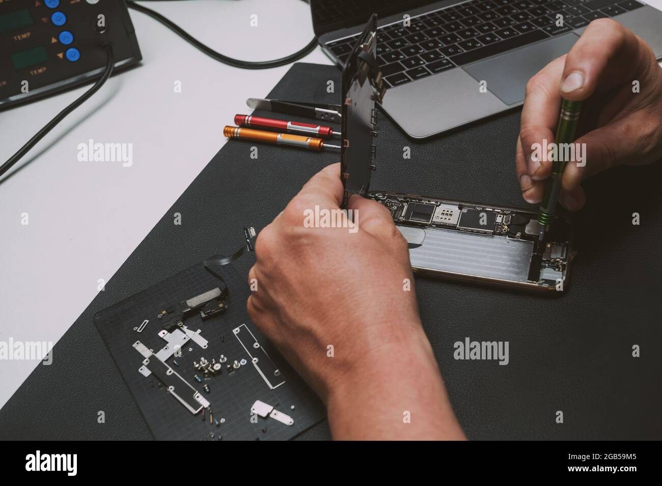 Mobile phone repair hi-res stock photography and images - Alamy