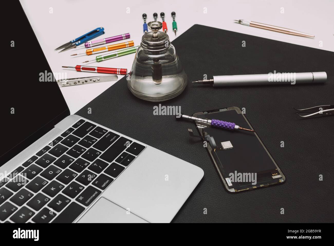 Mobile phone repair hi-res stock photography and images - Alamy