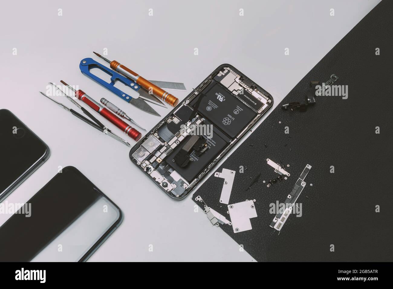 Mobile phone repair hi-res stock photography and images - Alamy