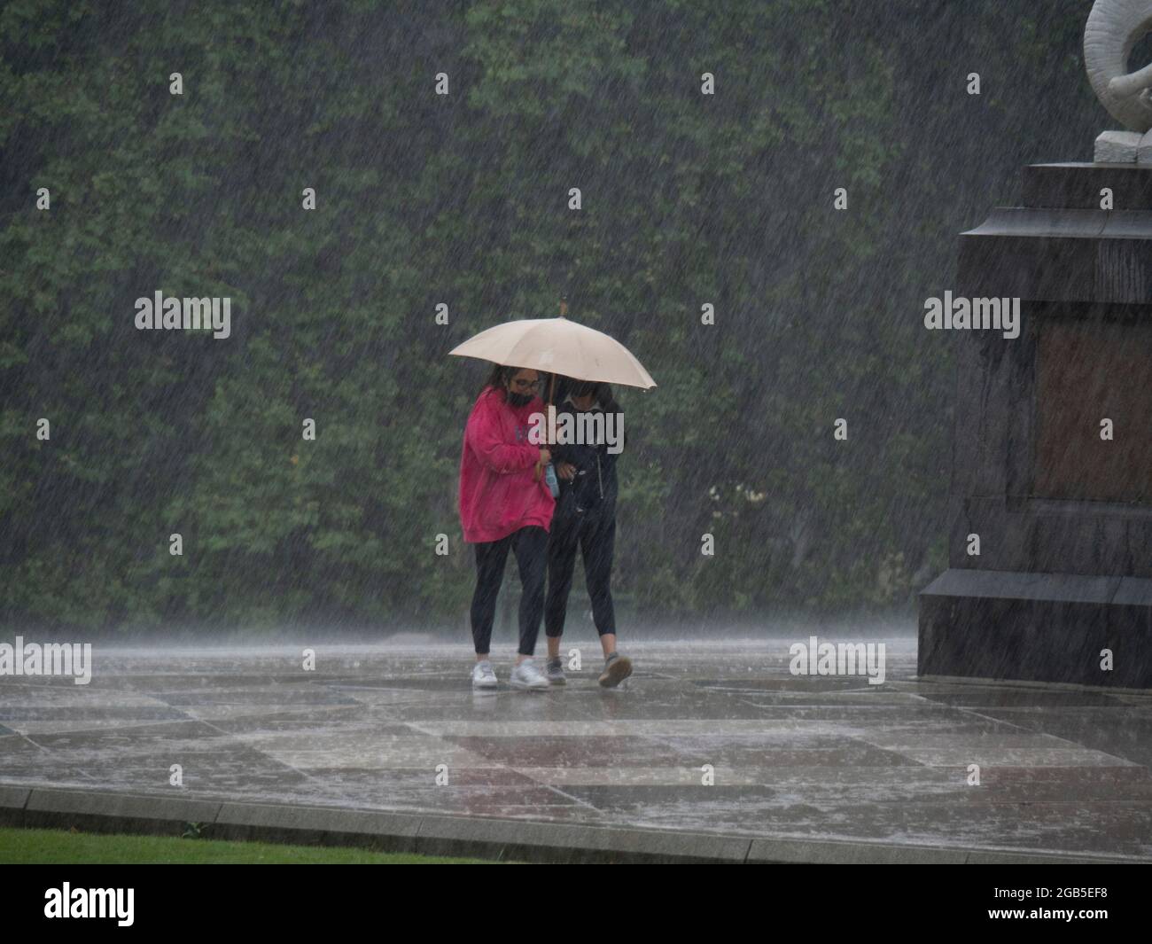 people in the rain Stock Photo