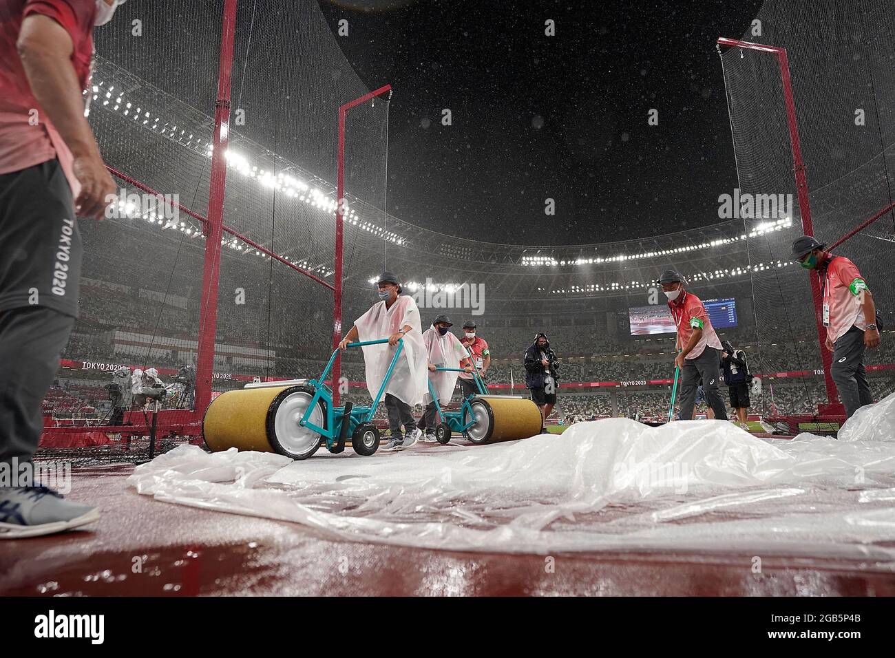 Tokyo, Japan. 2nd Aug, 2021. Staff members clean the court for the women's discus throw final at Tokyo 2020 Olympic Games, in Tokyo, Japan, Aug. 2, 2021. Credit: Wang Lili/Xinhua/Alamy Live News Stock Photo