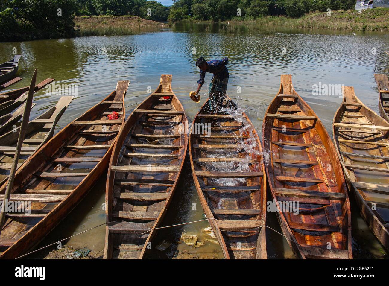The boat market in Salutikar is a hundredyearold traditional boat