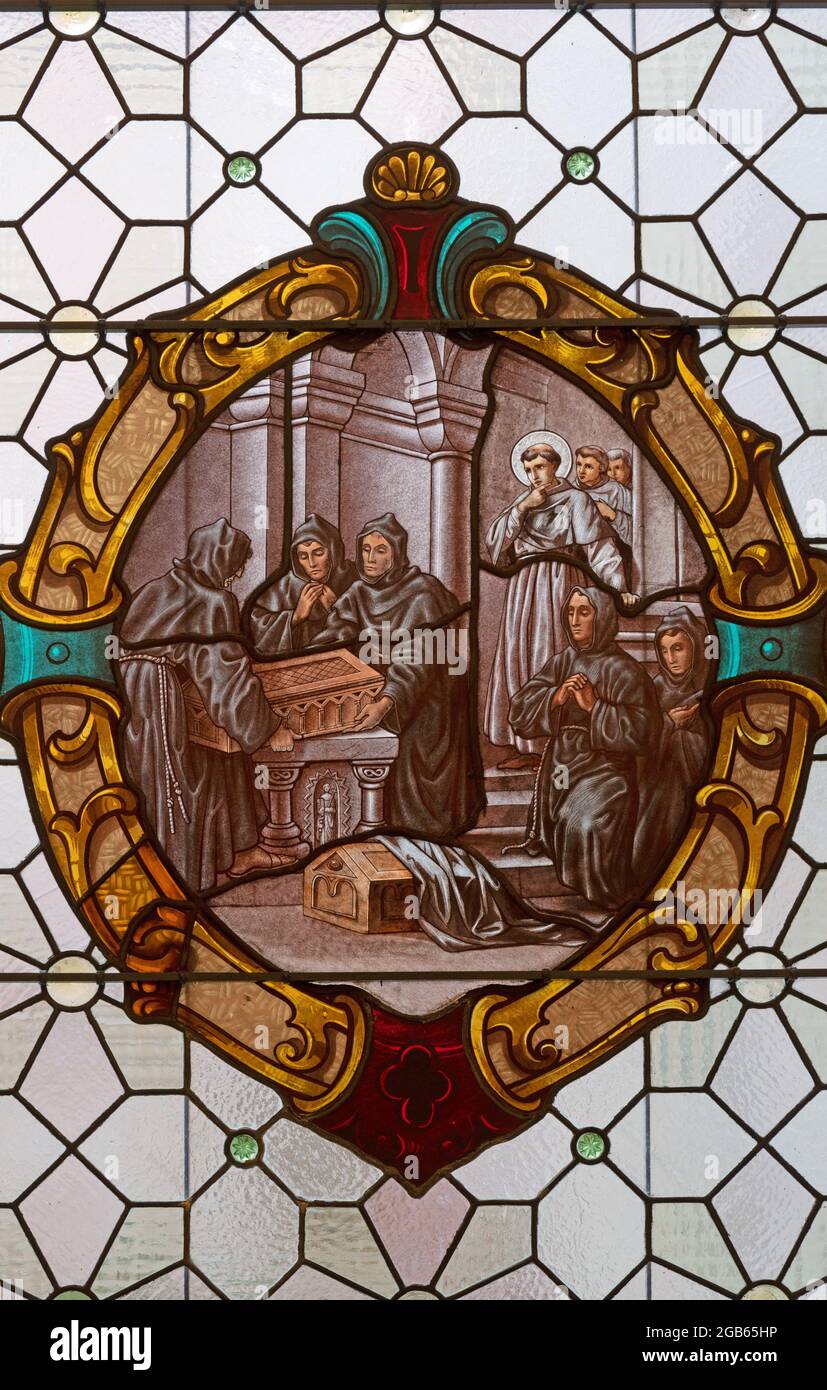 VIENNA, AUSTIRA - JUNI 17, 2021: The  St. Anthony of Padua and the begin of Minorites on the stained glass of church  Alserkirche  by Franz Gotzer Stock Photo