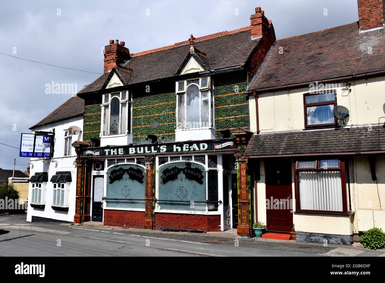 The Bull's Head public house a classical English pub and grade 2 listed building which closed and up for sale Stock Photo