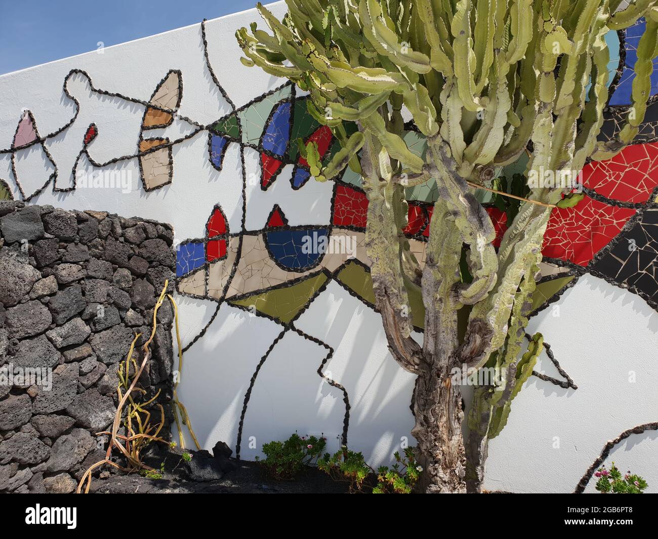 Bunte Mauer im ehemaligen Wohnhaus von César Manrique - Lanzarote Stock Photo