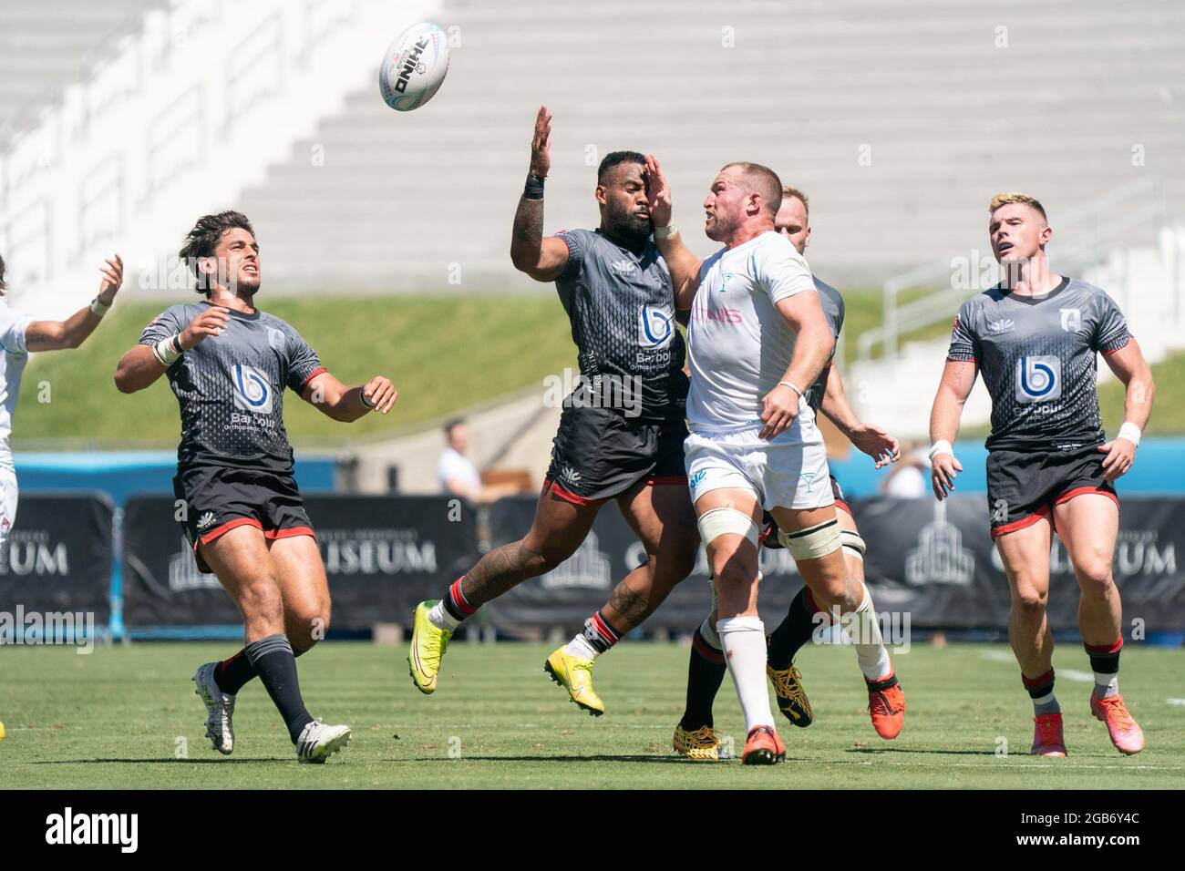 LA giltinis flanker Angus Cottrell (6) and Rugby ATL flyhalf Kurt
