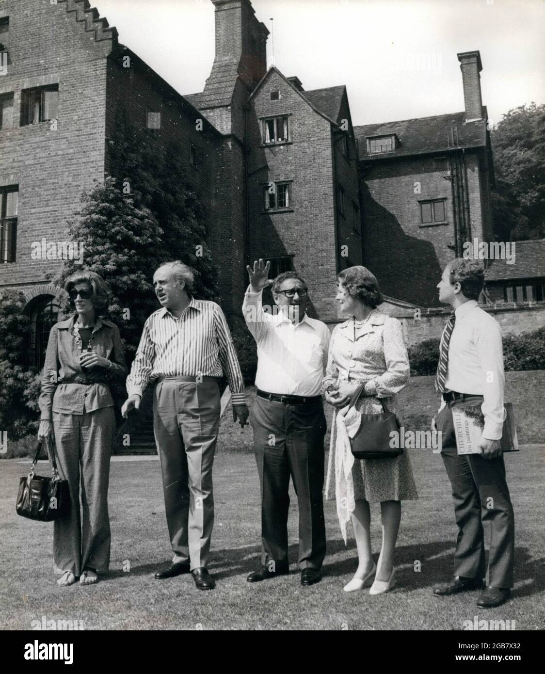 Westerham, England, UK. 06th June, 1976. US Secretary of State Dr. HENRY KISSINGER, center, who has been on a brief visit to London, this morning went by helicopter to Chartwell, the Westerham, Kent, home of the late Prime Minister Churchill. Dr. Kissinger was accompanied by his second wife, NANCY, left, and 15 year old son, DAVID, right. The Kissinger family, talks with LADY SOAMES (MARY CHURCHILL), second from right, and Sir CHRISTOPHER SOAMES, second from left, on the grounds of Chartwell. Credit: Keystone Press Agency/ZUMA Wire/Alamy Live News Stock Photo