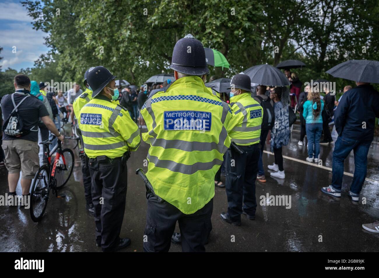 Met police talking to the public hires stock photography and images