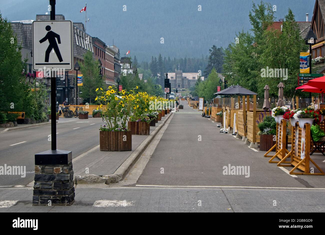 Downtown sidewalk bench hi-res stock photography and images - Alamy