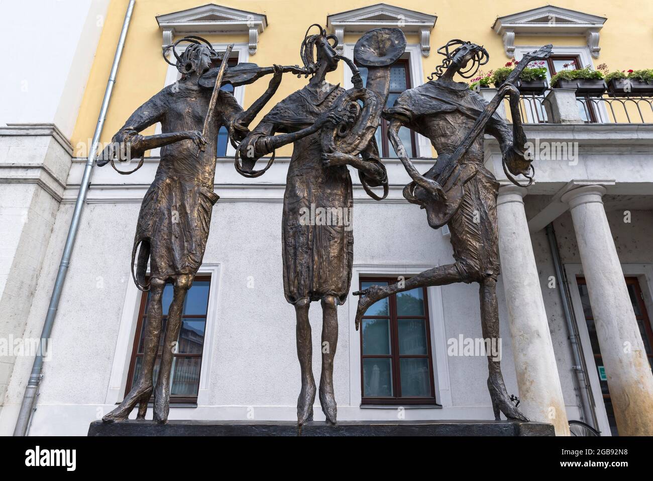 Sculpture of musicians by Joseph Michael Neustifter, in front of the City Theatre, Bismarckplatz, Regensburg, Upper Palatinate, Bavaria, Germany Stock Photo