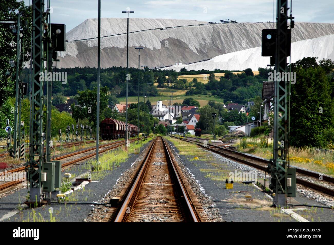 Salt dump, potash mining, railway tracks, Kolonnenweg, Lochplattenweg, Gruenes Band, border trail, former German-German border, Philipsthal Stock Photo