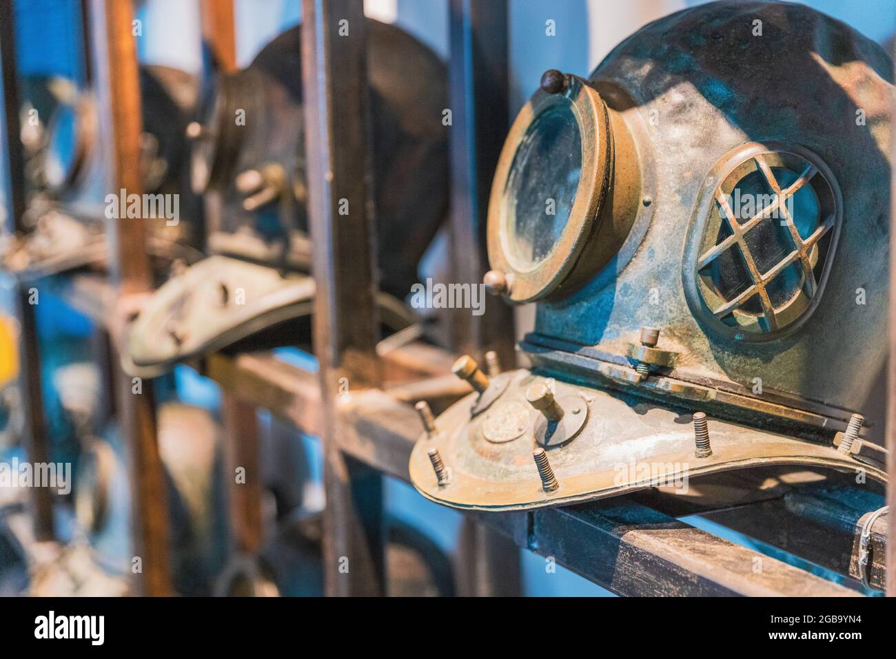 Deep sea diver helmet hi-res stock photography and images - Alamy