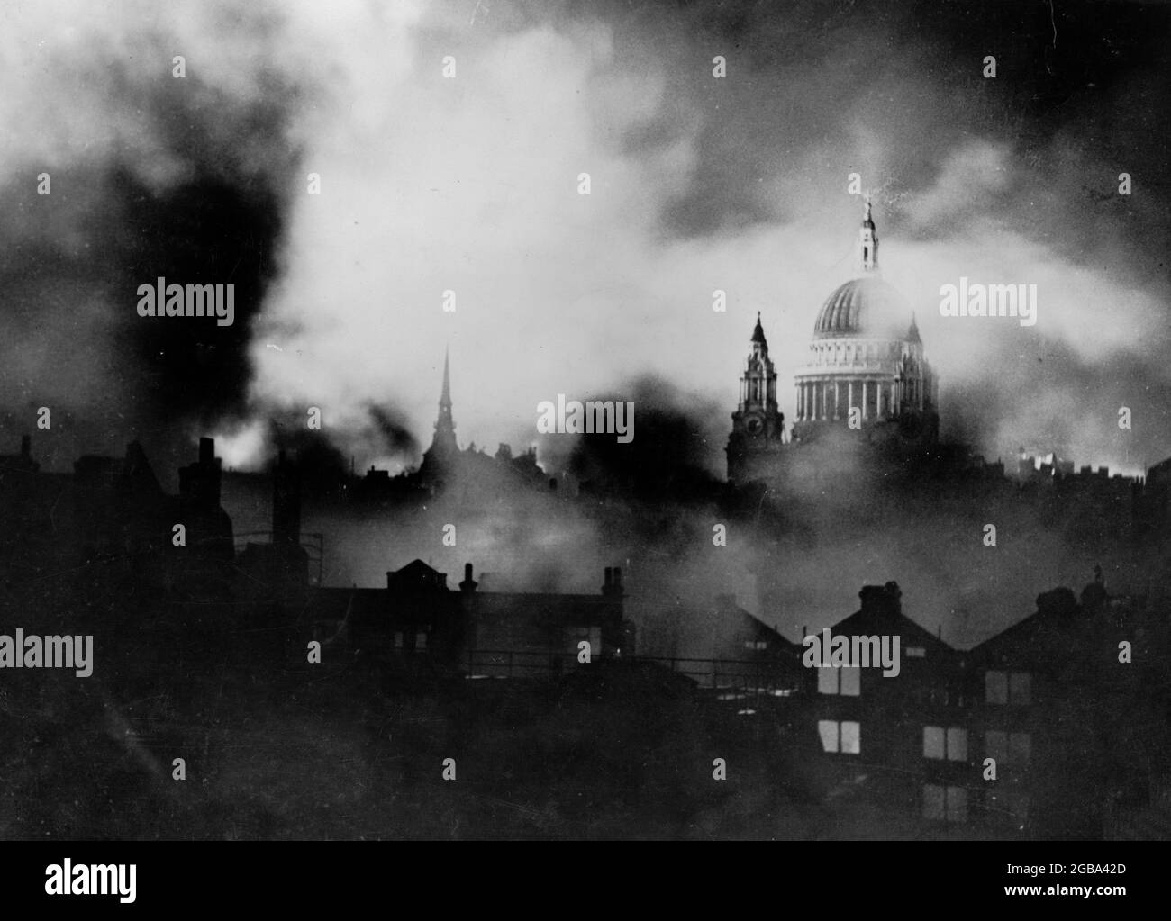 LONDON, ENGLAND, UK - December 1940 - St. Paul's Cathedral in London, England, UK, amid smoke and flames of German night air raid in December 1940. Af Stock Photo