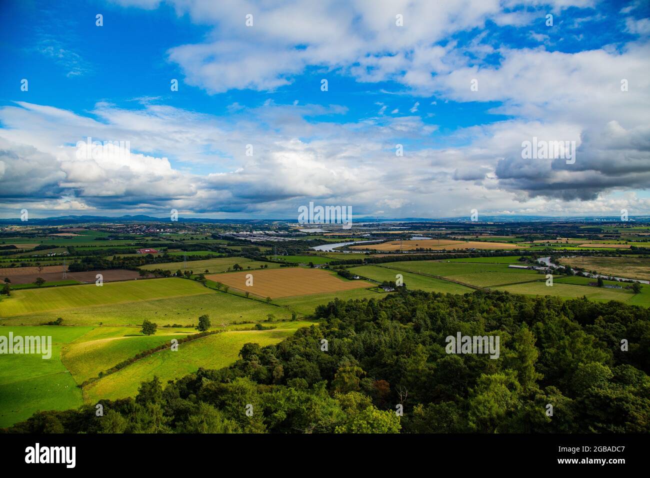 Vista de paisaje con meandro de rio, praderas verdes y montañas, desde el monumento a William Wallace Stock Photo