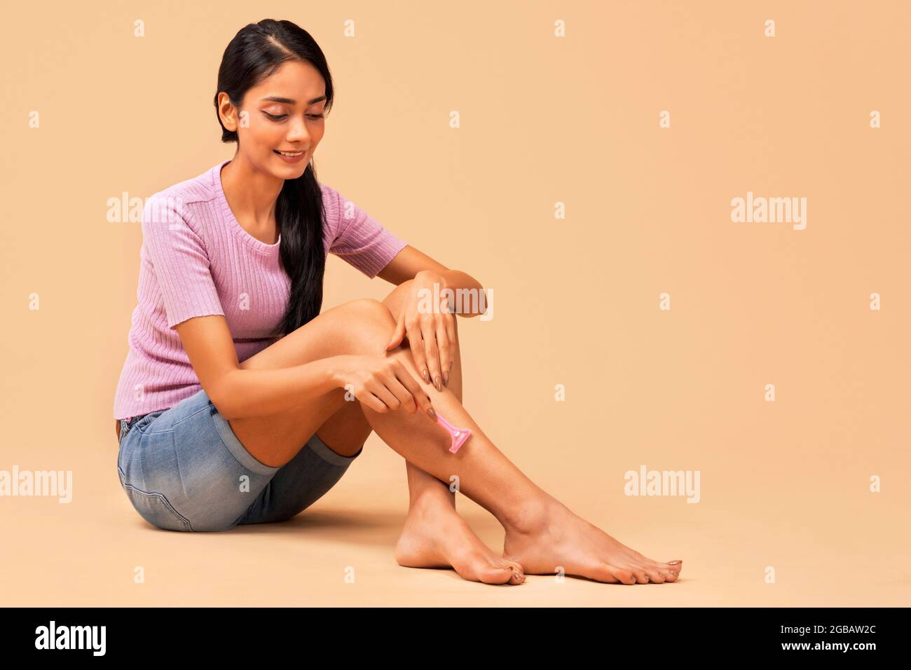 Hair removing razor hires stock photography and images Alamy