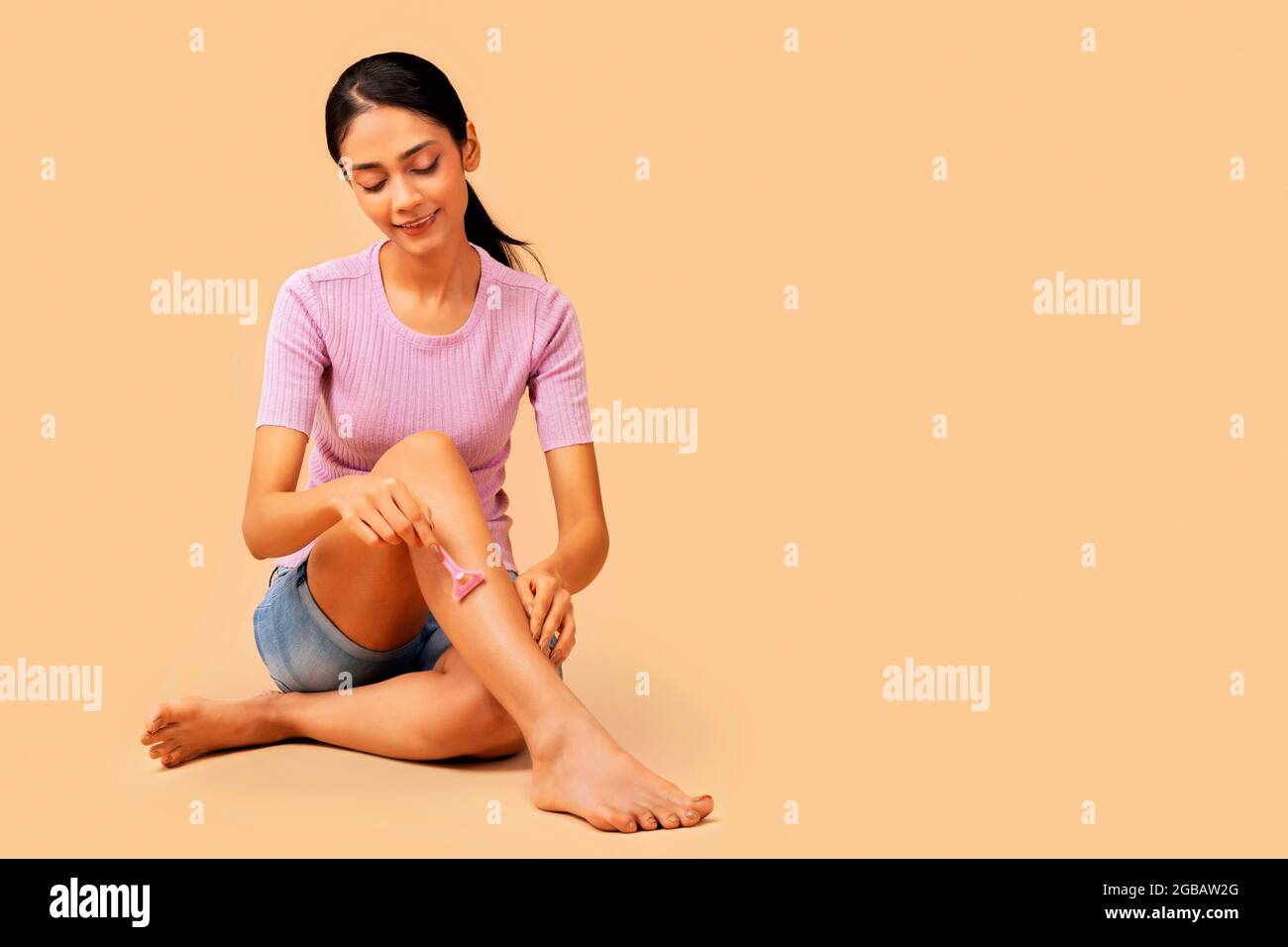 Woman shave legs hi-res stock photography and images - Alamy