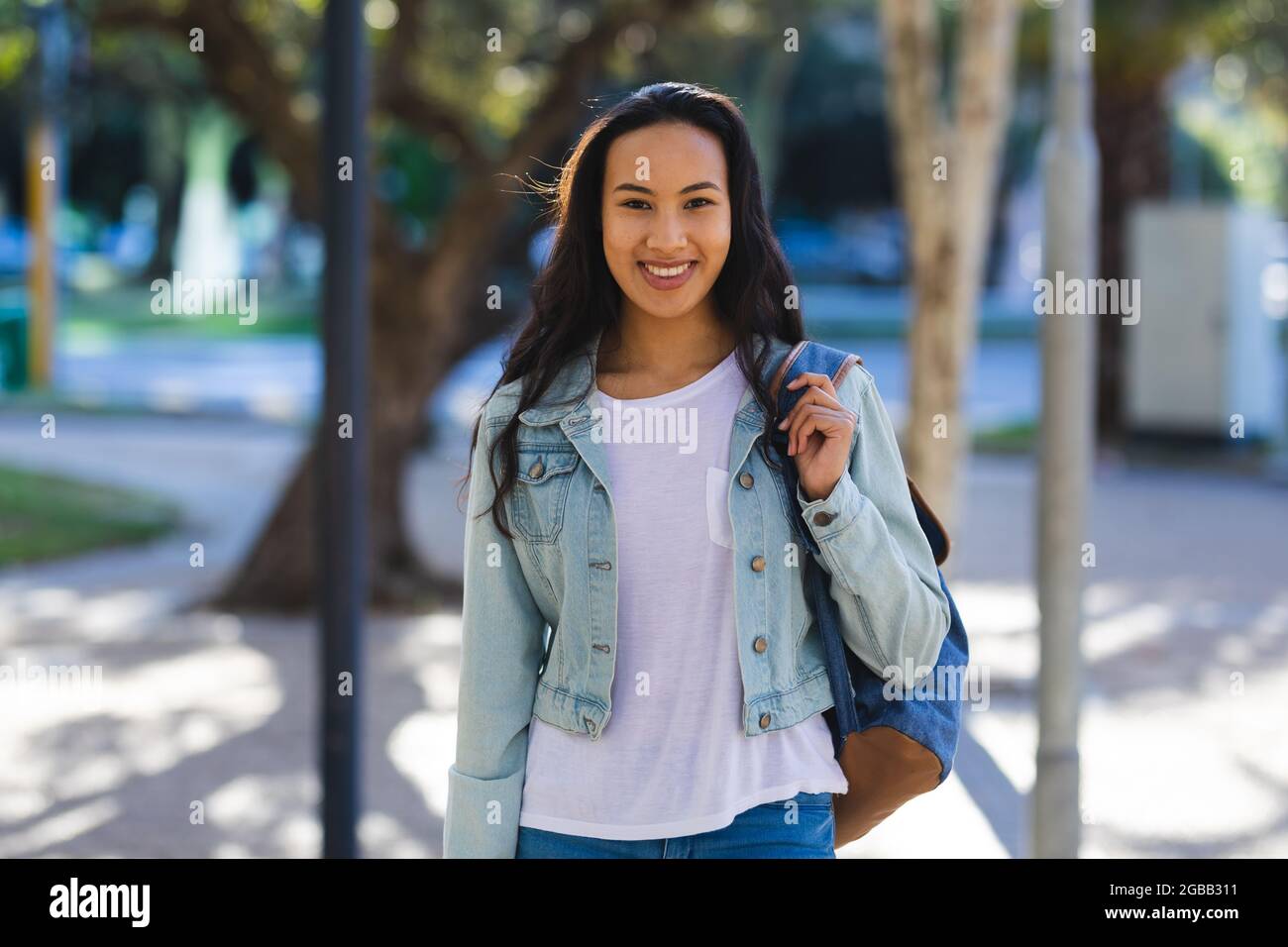 Asian woman smiling portrait hi-res stock photography and images - Alamy
