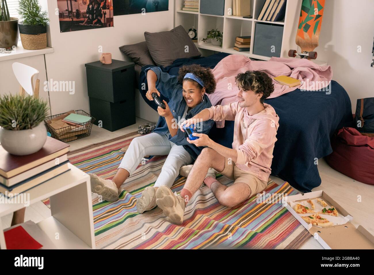 Man playing video games with woman hi-res stock photography and images ...