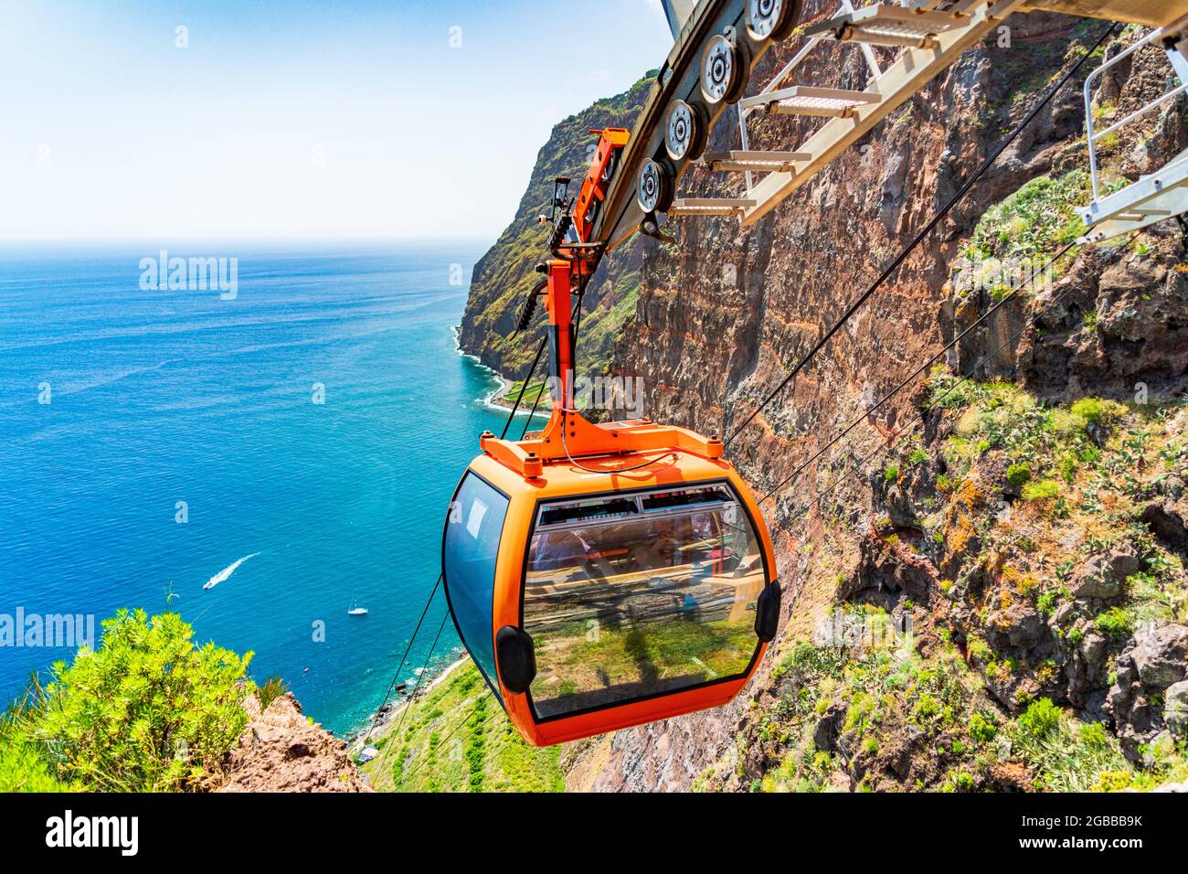 Cable car descending the steep ravine down to the sea, Camara de Lobos
