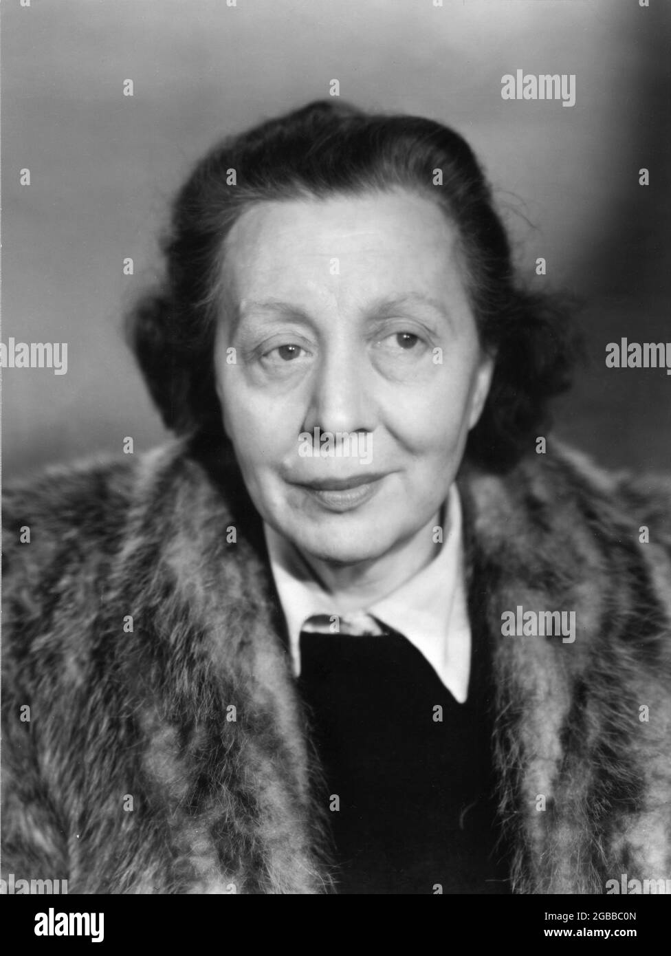 Dame EDITH EVANS before make-up as the Old Countess publicity portrait for THE QUEEN OF SPADES 1949 director THOROLD DICKINSON short story Alexander Pushkin screenplay Rodney Ackland and Arthur Boys music Georges Auric make up artist Bob Clark costumer Oliver Messel De Grunwald Productions for Associated British Picture Corporation Stock Photo