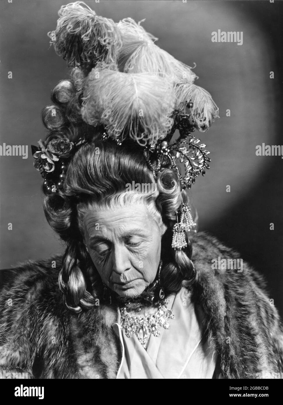 Dame EDITH EVANS as the Old Countess in THE QUEEN OF SPADES 1949 director THOROLD DICKINSON short story Alexander Pushkin screenplay Rodney Ackland and Arthur Boys music Georges Auric make up artist Bob Clark costumer Oliver Messel De Grunwald Productions for Associated British Picture Corporation Stock Photo