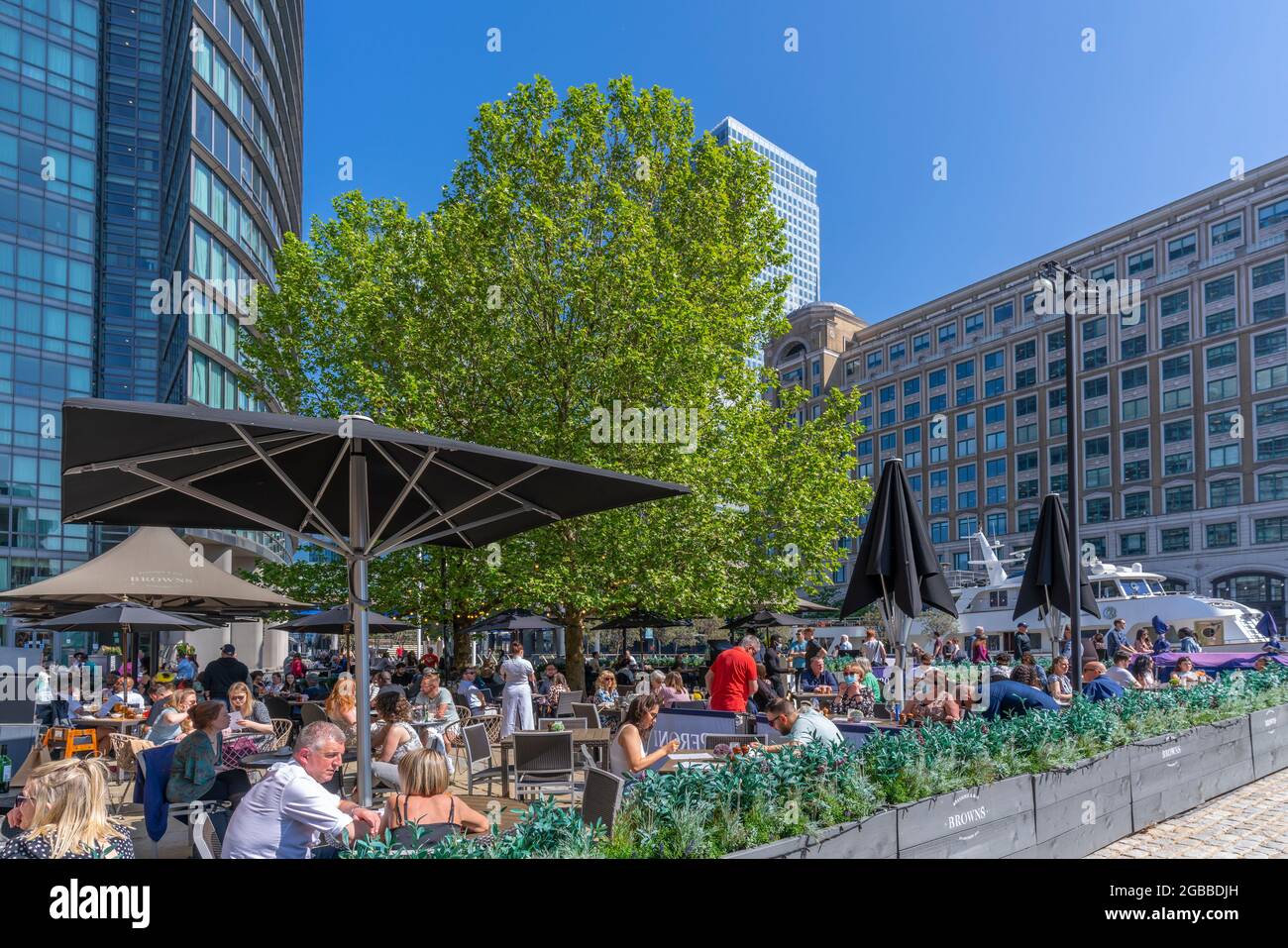 View of alfresco eating in Canary Wharf, Docklands, London, England, United Kingdom, Europe Stock Photo