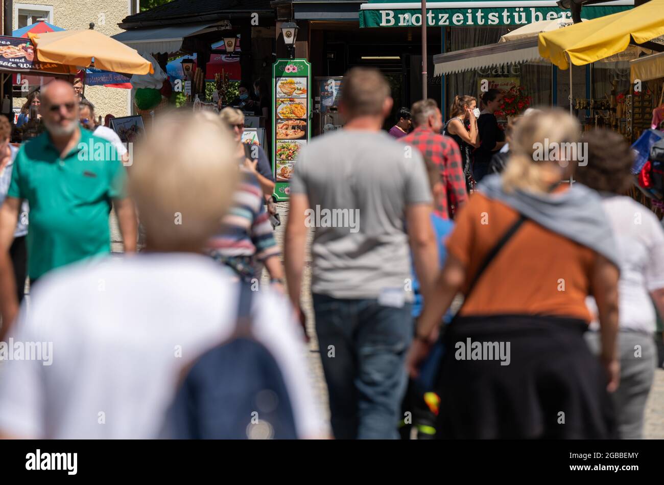 Berchtesgaden, Germany. 03rd Aug, 2021. Tourists walk down a road to the Königssee. In the holiday region of Berchtesgadener Land, more corona rules apply again due to increased incidence. Credit: Peter Kneffel/dpa/Alamy Live News Stock Photo