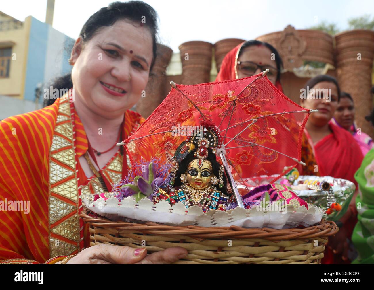 Beawar, Rajasthan, India, August 2, 2021: Hindu woman with the idol of Laddu Gopal (Lord Krishna), pose for a picture as she celebrate the holy month of Sawan (Shravan) in Beawar. Photo: Sumit Saraswat Stock Photo