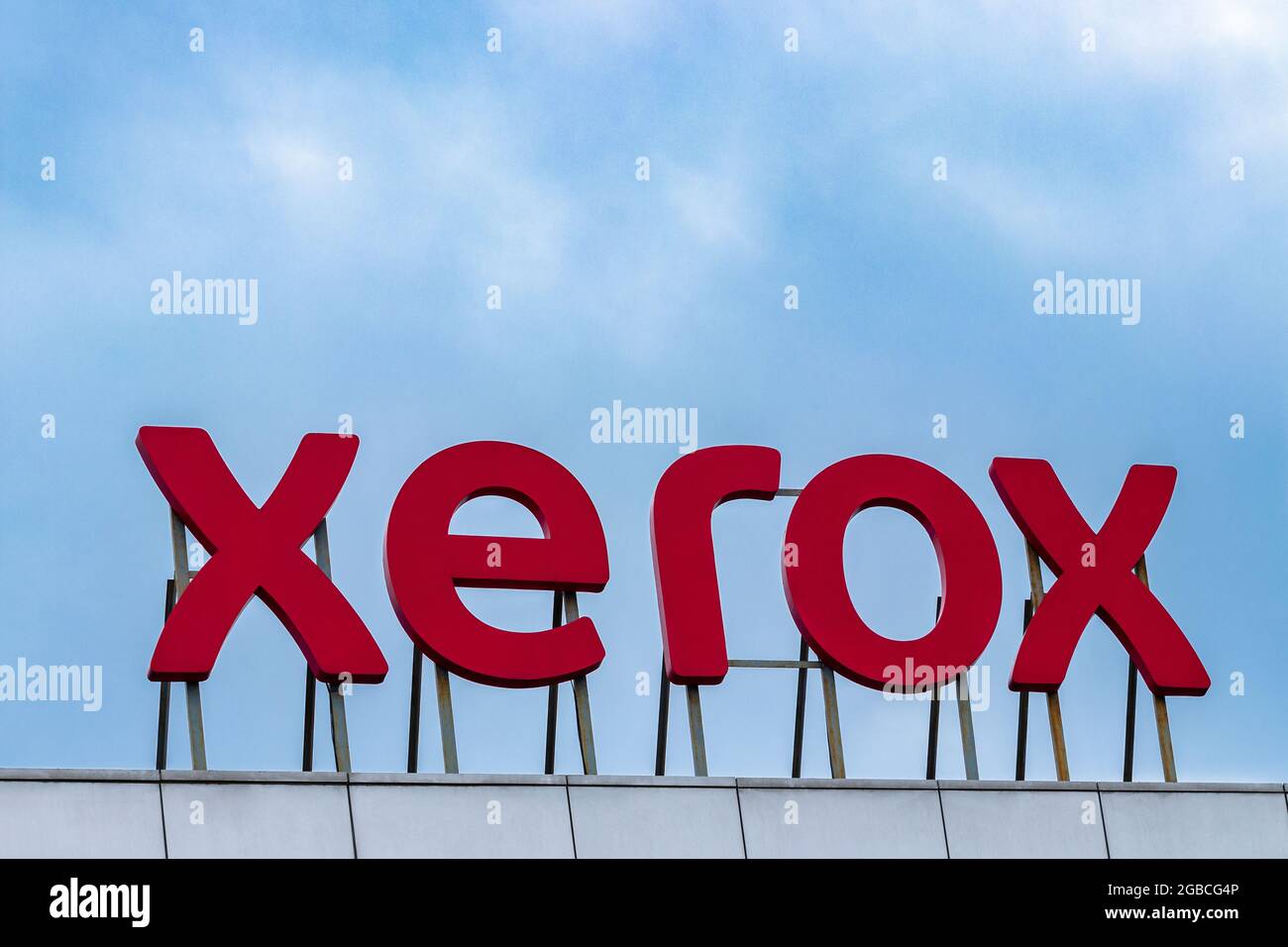 Almaty, Kazakhstan - July 15, 2021: The name of the American corporation Xerox 3D in letters on the roof of the building. Against the sky Stock Photo