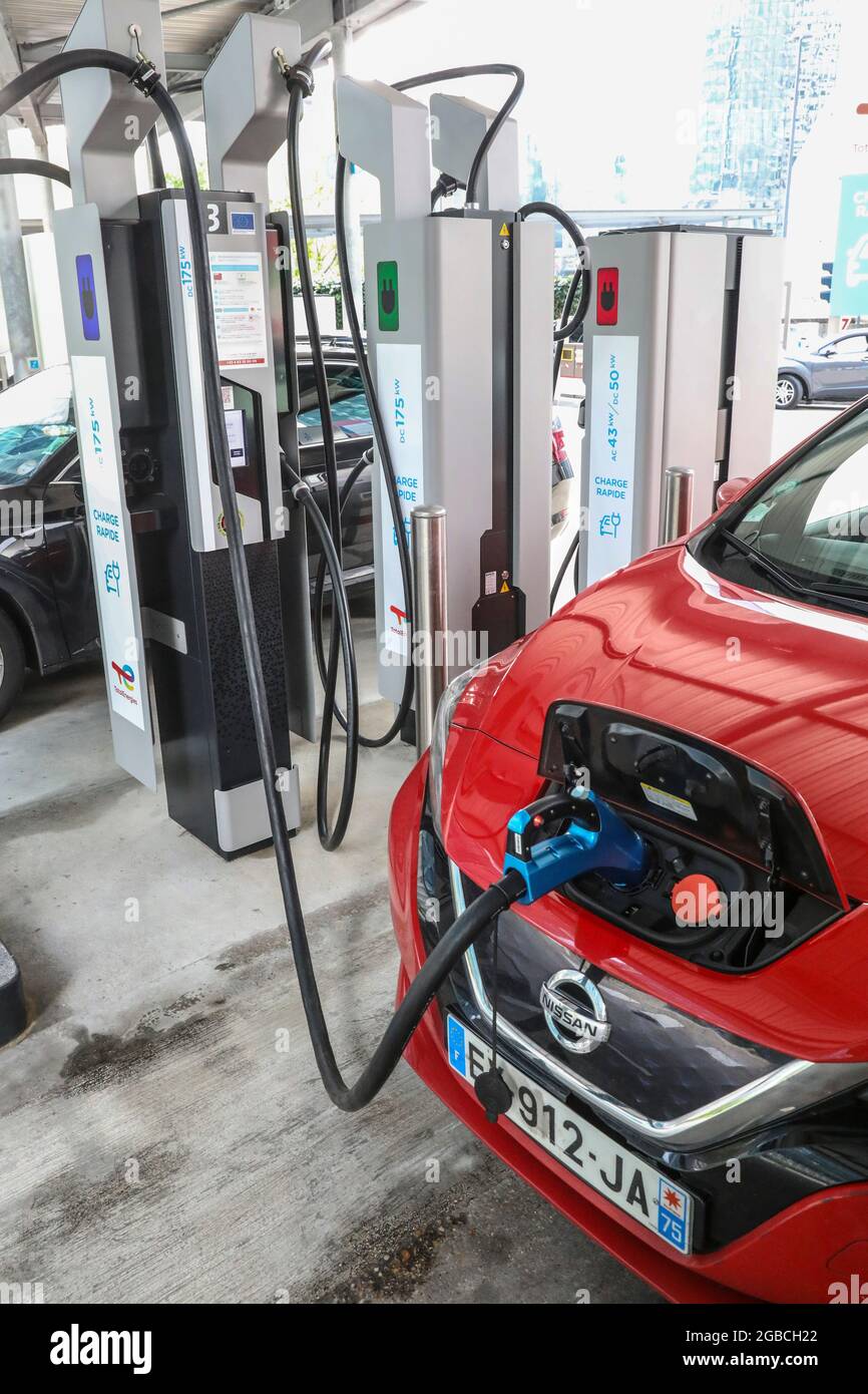 Station service tout electrique hires stock photography and images Alamy