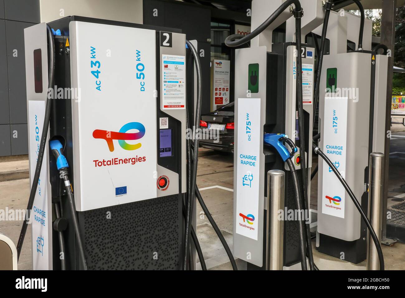 ELECTRIC CHARGING STATION TOTAL ENERGIES, LA DEFENSE, FRANCE Stock Photo