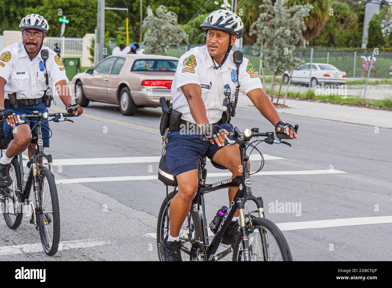 Miami Florida,police officer policemen men,bicycle riding riders bike ... - Miami FloriDapolice Officer Policemen Menbicycle RiDing RiDers Bike Patrol Wearing Safety Helmet Law Enforcement 2GBCNJP