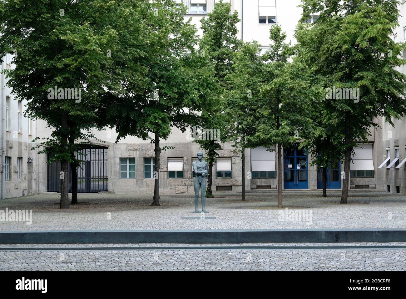 DEU, Deutschland, Berlin, 23.07.2021: Statue im Ehrenhof der Gedenkstaette Deutscher Widerstand im Bendler Block an der Stauffenbergstrasse im Berline Stock Photo
