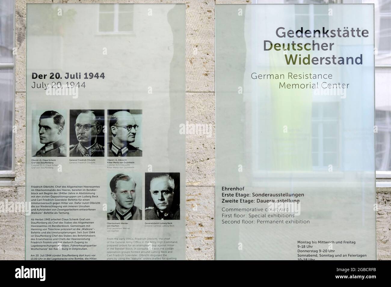 DEU, Deutschland, Berlin, 23.07.2021: Informationstafeln im Ehrenhof der Gedenkstaette Deutscher Widerstand im Bendler Block an der Stauffenbergstrass Stock Photo