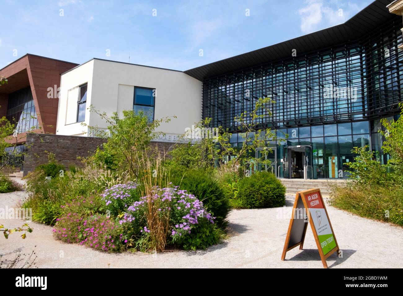 Exterior of modern library hi-res stock photography and images - Alamy