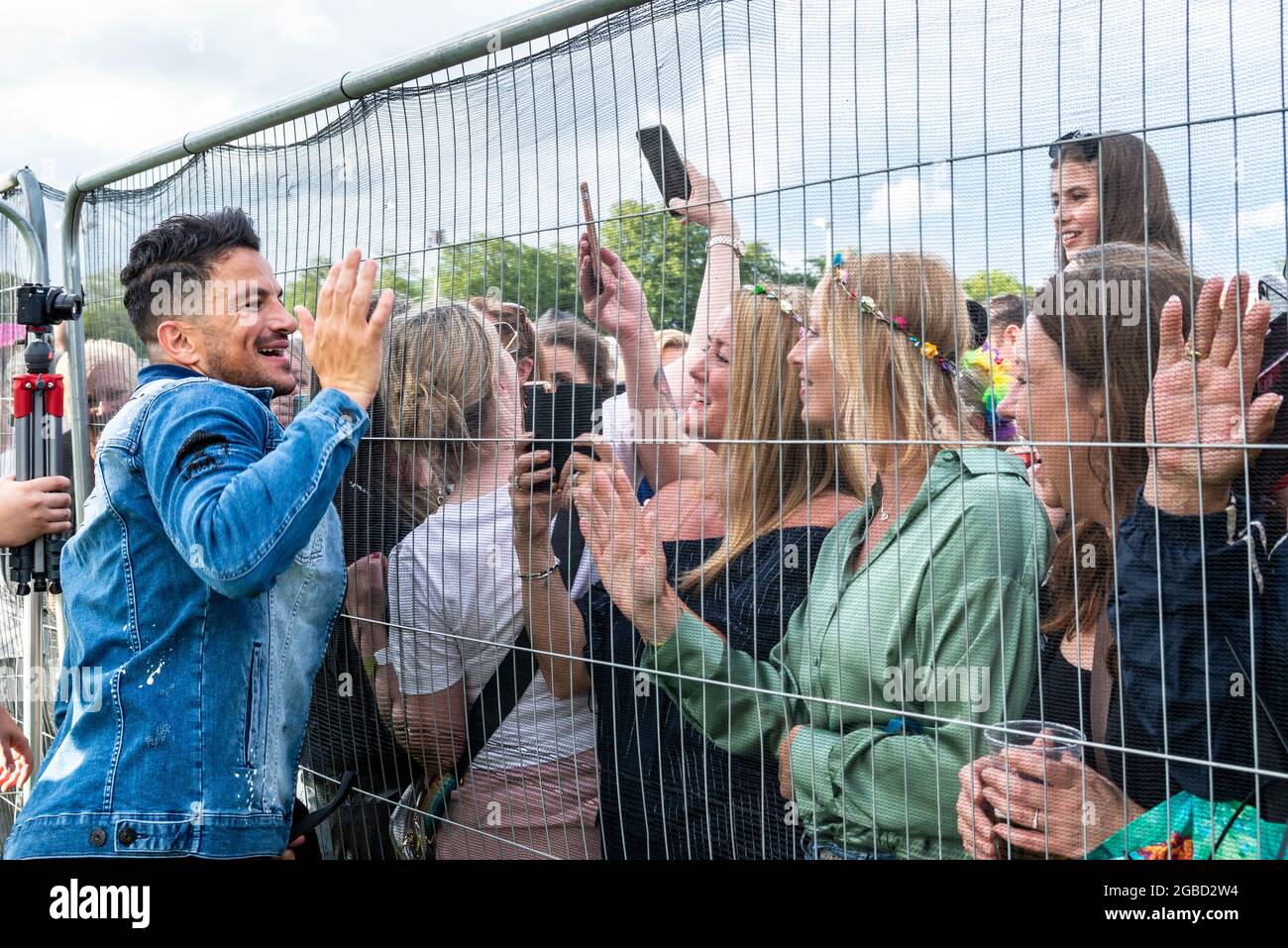 Peter Andre meeting adoring fans at the Fantasia music concert in Maldon, Essex, UK soon after lifting of COVID restrictions. Separated by fence Stock Photo