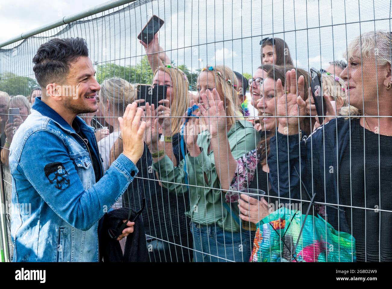 Peter Andre meeting adoring fans at the Fantasia music concert in Maldon, Essex, UK soon after lifting of COVID restrictions. Separated by fence Stock Photo