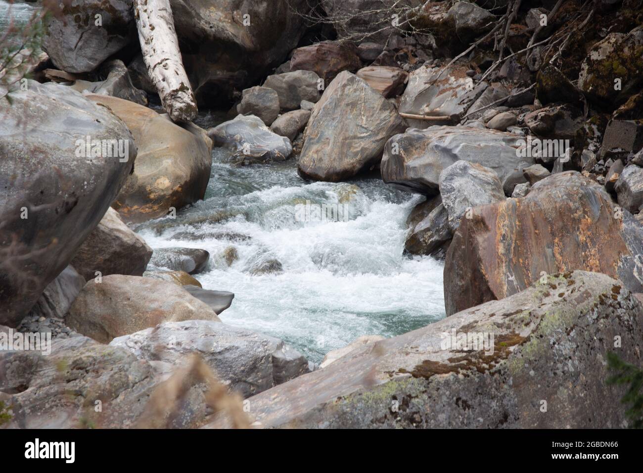 Fast river streaming through big rocks; a shot from Kasol, Himachal Pradesh and Parvati River Stock Photo
