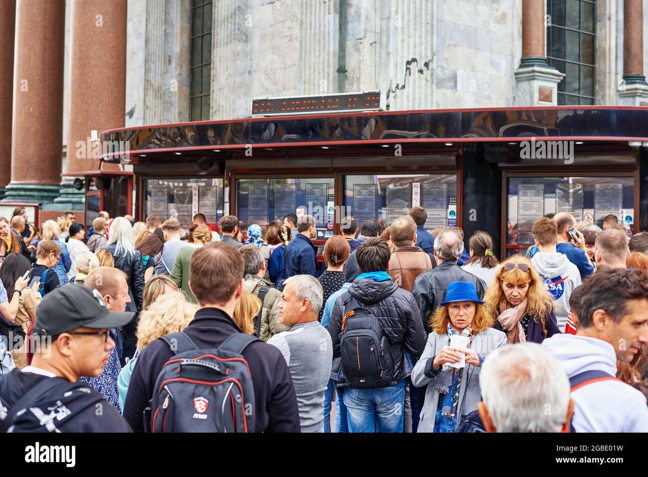 Ticket counter people waiting hi-res stock photography and images - Alamy
