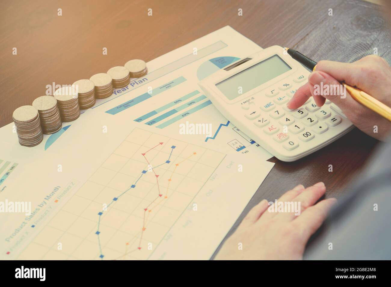 Woman making calculator working hi-res stock photography and images - Alamy
