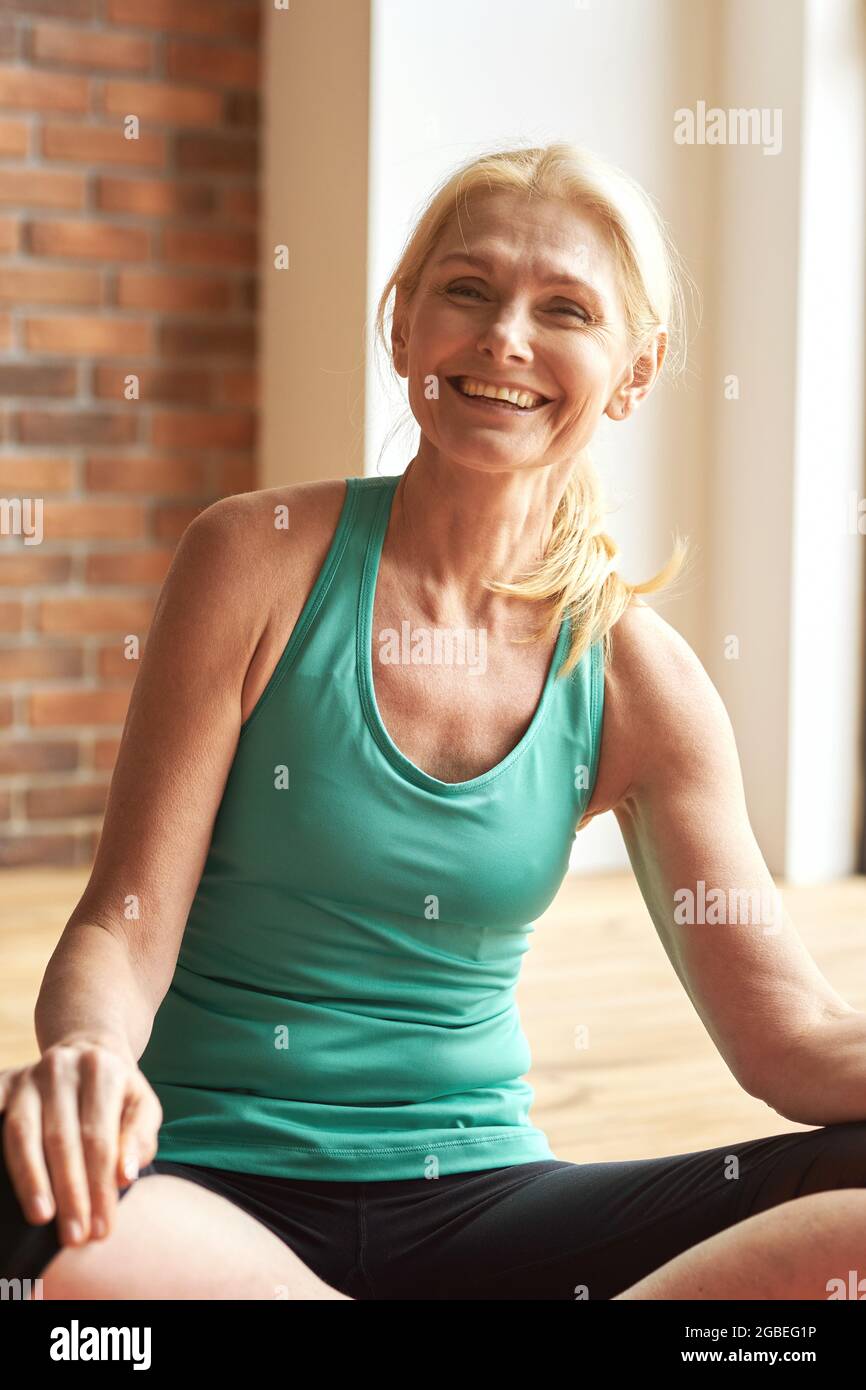 Mature woman sitting floor hi-res stock photography and images - Alamy