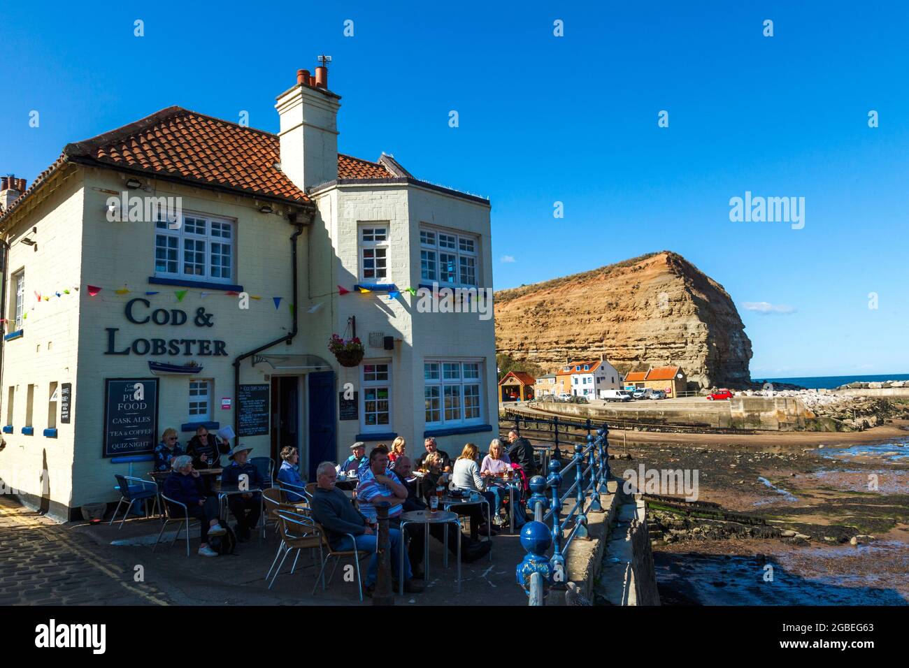 The Cod & Lobster public house overlooking the harbour in the picturesque fishing village of Staithes, North Yorkshire, England, U.K. Stock Photo