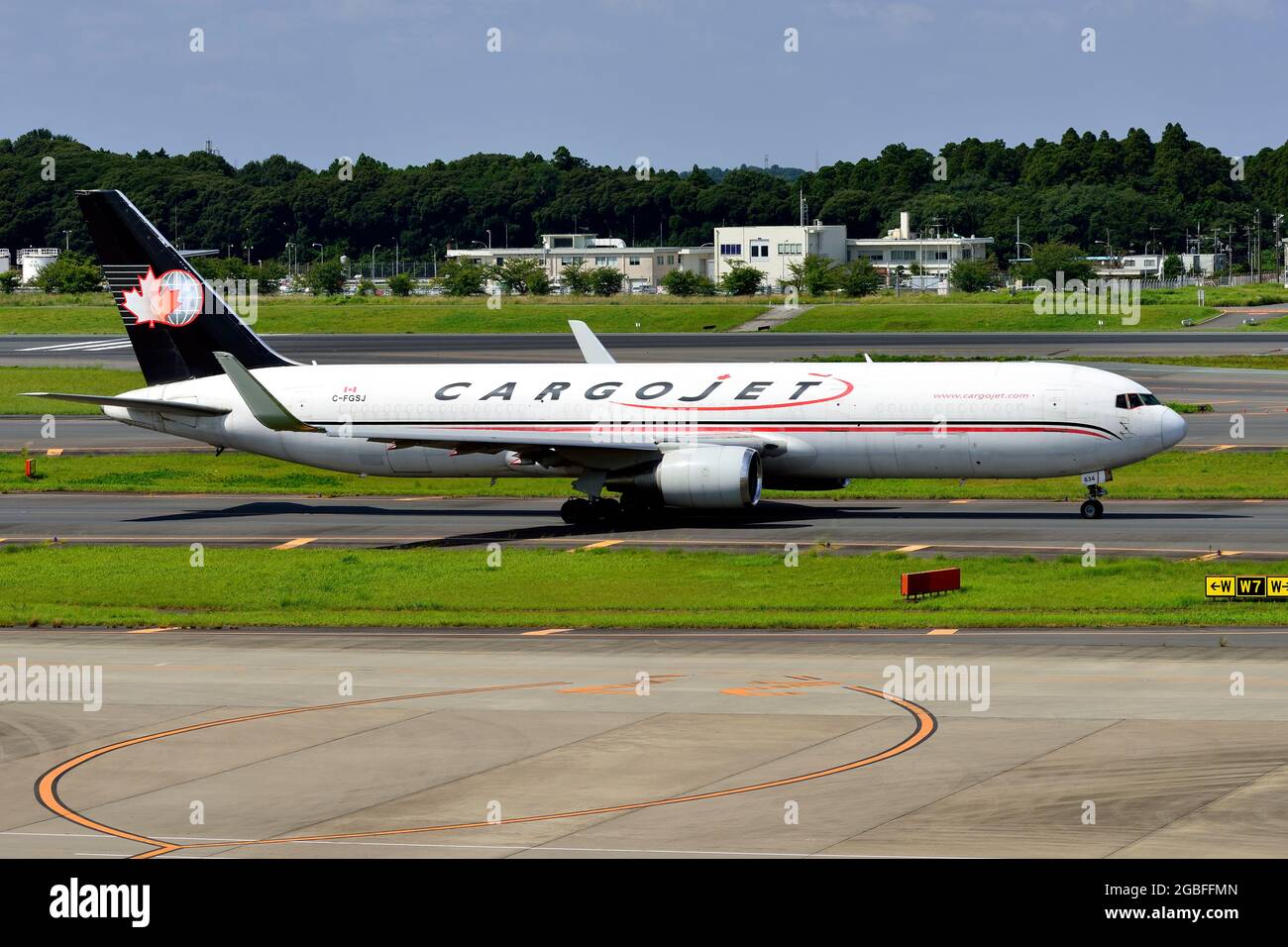 Cargojet Canada B 767 300f C Fgsj Taxiing Narita Airport Chiba Japan Stock Photo Alamy