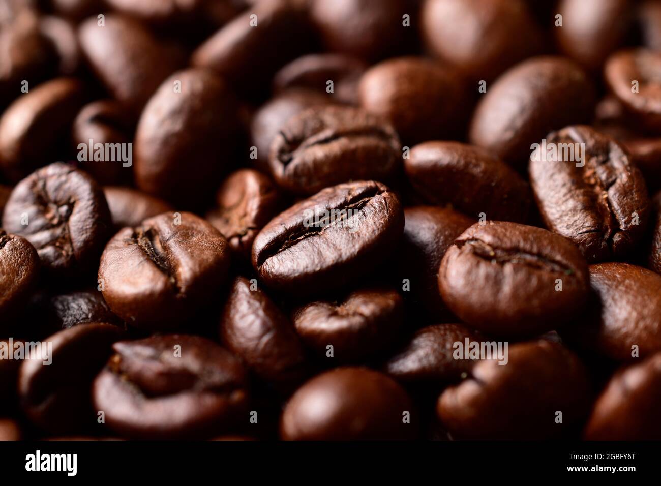 roasted coffee beans background texture , macro Stock Photo - Alamy