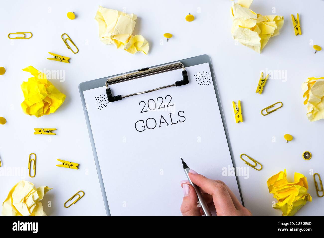 https://c8.alamy.com/comp/2GBGE0D/2022-goals-yellow-crumpled-paper-office-supplies-planning-year-concept-copy-space-flat-lay-top-view-doubt-concept-2GBGE0D.jpg