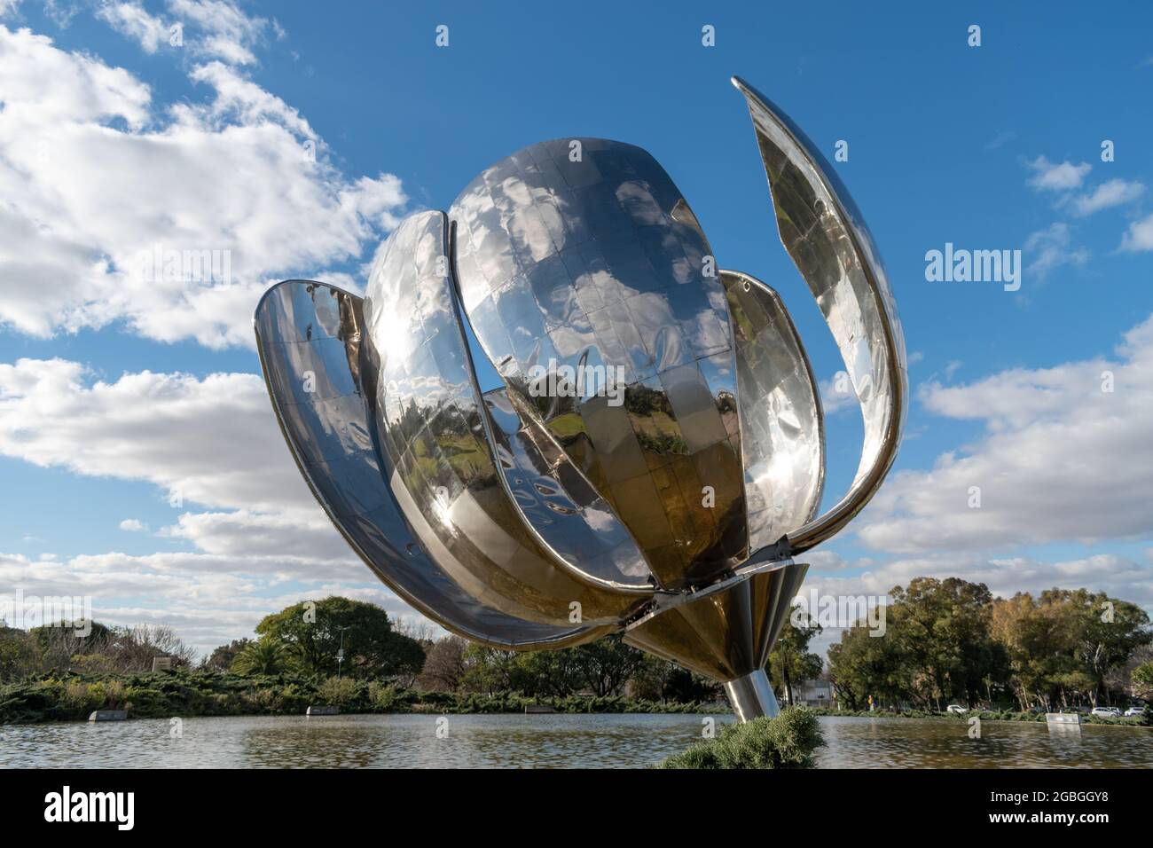 Floralis Genérica, a sculpture made of steel and aluminum by Eduardo Catalano located in Plaza de las Naciones Unidas in Buenos Aires, Argentina Stock Photo
